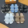 Designer Slippers Men Femmes Sandales Sandals Slides Marque Chaussures décontractées Chaussures de plage épais semelles ajustées en or Boucles d'été Pantoufle