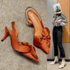 Koreaanse editie groot formaat puntige enkele schoenen dames vlinderdas dunne hak riem sandalen mode banket hoge hakken 240326