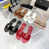 designer sandaler sommarrum lyxiga tofflor kvinnor flip flops tofflor äkta läder glider metallkedja damer röd svart vit rosa casual skor storlek 35-43