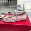 Satin Ballettschuhe Neue Miui Bow Flats Rimmte Rivet Flat Boat Schuhe Seide Satin Kreuzgurt Knöchel Mary Jane Schuhe Frauen lässige Schuhe Feiertags Wohnungen