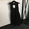 24SS Nya kvinnor Sexig klänningskjorta Crew Neck Designer Dress Designer Crop Tops Tank Dress High End Elasticity Letter Tryckt A-Line Sexig Camisole tee Lång veckad klänning