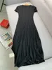 Trendy 2024 französischer Sommer Hollow sexy gestrickte Kleid Lange Kleid Frauen Kurzärmel hundert Falten lange schwarzes Kleid