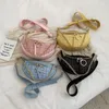 Sacs à bandoulières 2024 Femmes Fil vintage Plaid Messen Messen Sac rétro poitrine Crossbodybody Chic Wild Wild Broadband Belt Day May