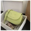 O designer de bolsa de couro vende bolsas novas femininas a 50% de desconto para mulheres bages crossbody de moda e versátil verão novo ombro único