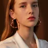 Übertriebene Farbe Liebe Herz Hoops Neue weibliche stilvolle Reize anmutiger verdrehter Ohrring Personalisierte Ohren für Frauen Schmuck
