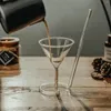 Vinglas med kreativt glas spiral cocktail roterande halm kopp ung och hungrig mugg