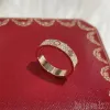 Designer classico a vite di lusso da uomini Ama due file di lettera di anniversario intarsio di diamante Promessa accoppiano anelli di fidanzamento femminile moderni ZB019 E23