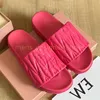 Kvinnors designer tofflor matelasse nappa läder platt glider sandaler beonia rosa beige fuchsia ljusblå vit mode kvinnor sommar strand gummi tofflare sandal