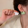 Boucles d'oreilles en pente à fleurs étalon perle de résine en acrylique