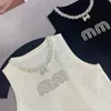 Tırnak Matkap Mektubu Camisole Kadın Tasarımcısı Basit İnce Yay Broş Mahsulü Moda Klasik Tank Tops