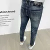 Heren jeans ontwerper high -end heren jeans trendy herfst nieuwe veelzijdige gewassen blauwe Koreaanse versie slanke fit kleine voet 2023 o9vd