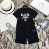 Babykläder designerkläder set 2023 ss barn kort ärm t-shirt+tryckt shorts set märke x kusama yayoshi pojke kläder bomull t-shirt storlek svartvitt