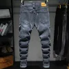 Pantaloni di jeans larghi da uomo a grande dimensione