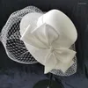 Basker brudtopp hatt kvinnlig brittisk hepburn stil mode retro bow mesh födelsedagsmiddag huvudbonader