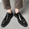 Stivali nuovi uomini bianchi brogue allaccia su posate in pelle di brevetto mocasin casual mocassini oxfords scarpe da spina per feste di matrimonio appartamenti