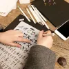 Ventes à chaud 1 feuille de peinture Scrapbooking Letter Hollow Alphabet Design Plastic Educational Drawing Board for Kids