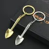 Keychains Novely Mini Shovel Keychain Simulation Metal Spade Keyring Car Keys Ryggsäck Gardening Pendant Decoration Tool Souvenir Present