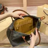 Märkesläderväska Designer säljer kvinnors väskor vid rabatt läder triumf handhållen väska för kvinnors nya pendlare på handväskor