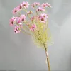 装飾的な花1束の手で縛られた3Dは、小さな菊のデイジーカモミールに縛られた北欧ホームモデルルームエルライブルームを感じます。