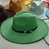 Chapéus de aba larga Chapéus de balde Classic Felt Fedora Hat For Men Mulheres Britânicas Estilo Vintage Hat Gold Belt Acessório Panamá jazz grande chapéu de abanamento outono Inverno Y240409