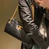 Läderhandväska designer säljer nya kvinnokläder vid 50% rabatt läder kvinnors väska tote kedja stor kapacitet underarm lyxig enskild axel crossbody