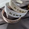 Kafa Bantları Tasarımcı Mektup Metal Kafa Bandı Yeni Basit Young Style Head Bantlar Sonbahar Moda Cazibesi Hediye Saçjewelry Renkli Vintage Tatlı Saç Band Cadılar Bayramı