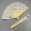 Dekorative Figuren 24personalisierte gravierte weiße faltbare elegante Seidenhandfan mit Geschenktüte Hochzeit Party