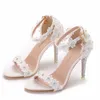 Отсуть туфли Crystal Queen Sweet White Clore Flower Sexy Pumps Свадебные женщины лодыжка для ремня щетки на высоком каблуке Sandals H240409 K64U