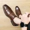 2024 MENSE BUSINESS CASSORATION Lace-Up confortable Oxford Fashion Work Outdoor Walking Brogues for Men Formel Shoes Forme