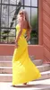 カジュアルドレス2024夏の黄色の女性セクシーな肩のボディコンミッドカーフドレスファッションガールズのハイストリートバースデーパーティー
