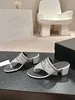 المصمم Sandale Sandles Thongs Slippers Buges أحذية نسائية الشرائح عالية الكعب أحذية المصنع أحذية الماس اثنين C كتلة مكتنزة على طراز الشارع الفاخر على طراز الشارع الفاخر