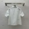Camisa de marca diseñadora blusa camisa para mujeres primavera broche de la moda broche de broche logo del logotipo de la base de la base de las mangas cortas citas blusas de abril 07