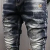 Herr jeans mode strtwear män jeans retro svart blå elastisk smal fit rippade jeans män skarvad designer broderi hip hop jeans pants t240409