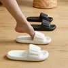 Slippers pour les femmes à porter dehors à l'été, 2024 Nouveau intérieur, maison, salle de bain, douche, antidérapant, ménage, sentiment fécal, pantoufles cool pour hommes