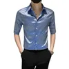 Mäns casual skjortor boutique självkultivering mode all-match stilig ung man som trycker på fempunktshylsa skjorta ruffian