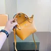 Högkvalitativ designer kvinnor läder axelväska spänne handväska luxurys mini crossbody väska mode koppling totes handväska handhållen diagonal väska 16x9x14cm tote väska
