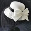 Basker brudtopp hatt kvinnlig brittisk hepburn stil mode retro bow mesh födelsedagsmiddag huvudbonader