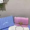 O designer de bolsas vende bolsas femininas de marca na bolsa feminina com desconto nova moda versátil pequeno quadrado textura vermelha um ombro