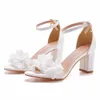 Kledingschoenen Crystal Queen White Women Flower Sandals Zomer bruid bruid zwarte dikke hakken feest mode open teen pumps h240409