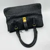 Designer -Tasche 2024 Neue Frauenbeutel schwarzer großer gestrickter Handheld Römische Tasche Hochqualität