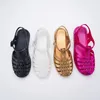 Sandaler sommaren 2024 Kvinnor Flat Jelly Shoes Korean Style Vuxna flickor Retro Baotou Roman Ladies Shining Hollow Woven Beach