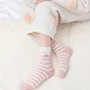 Frauen Socken Winter japanischer Stil Wolle Frauen süßer Cartoon süßes Plüsch -Obst -Erdbeerboden Schlaf