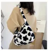 Bag 2024 japanses stil mjuk fluffig för flickor ko mönster casual tote axel koreansk retro baguette handväskor kvinnor