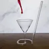Vinglas med kreativt glas spiral cocktail roterande halm kopp ung och hungrig mugg