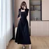 Robes décontractées Hepburn French Vintage Black Robe pour femmes 2024 Spring Elegant Square Coule Slim Taille avec Rose Collier