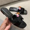 Designerskor Luxury Slidders Woman Fashion Sandal äkta läder Lamb Skin Kvinnor Storlek 35to41 Grön Vita svarta färger Snabb leverans Partisistpris