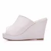 Pantoufles Crystal Queen Black Blanc Peep Toe Platform Corporce High Heels Beach Sandales pour femmes Chaussures H240409