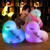 Ljus upp LED Love Heart Plush Toy Soft Fylldt Lysande kastkudde kudde rum party dekoration barn födelsedagspresent 240325