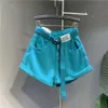 Styl europejski 2024 Summer Nowe pawie niebieskie odchudzone szorty dżinsowe, damskie trend ROLED A-Line Patch Hot Pants
