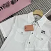 Camisas de blusas para mujeres Diseñador 24 Nuevo versátil y reducción de la edad Carta bordada fresca Camisa de manga corta xgku